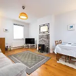 Super 2-Bed House 5 Min To Harcourt Tram Stop