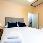 Super 2-Bed House 5 Min To Harcourt Tram Stop