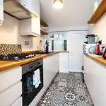 Super 2-Bed House 5 Min To Harcourt Tram Stop