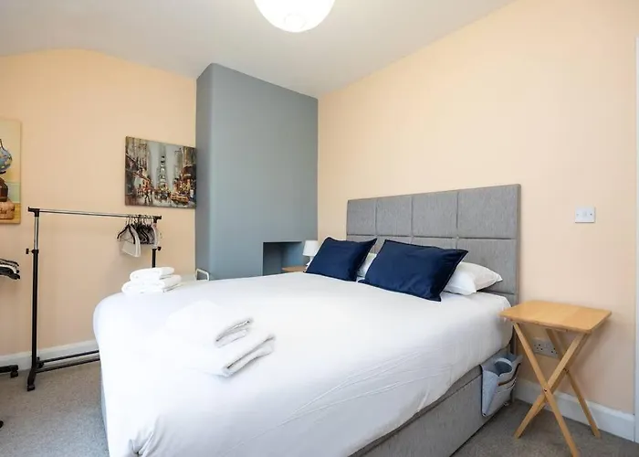 Super 2-Bed House 5 Min To Harcourt Tram Stop