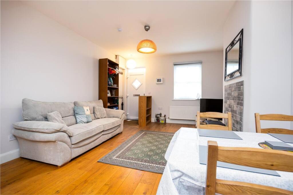 Super 2-bed House 5 Min To Harcourt Tram Stop