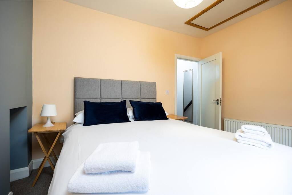Super 2-bed House 5 Min To Harcourt Tram Stop *