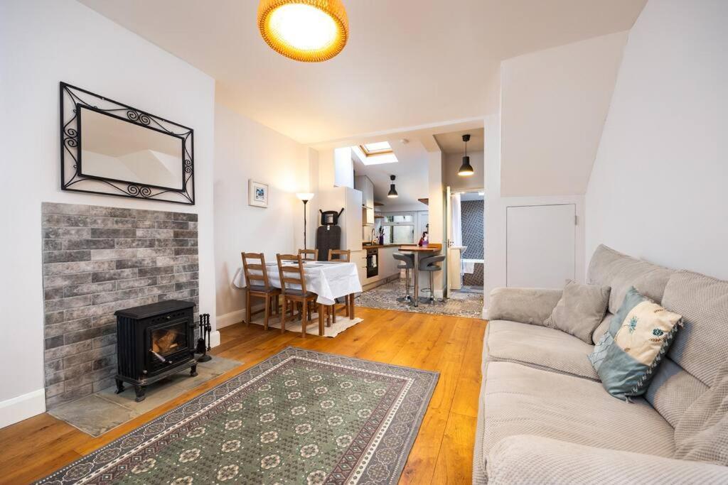Super 2-bed House 5 Min To Harcourt Tram Stop *