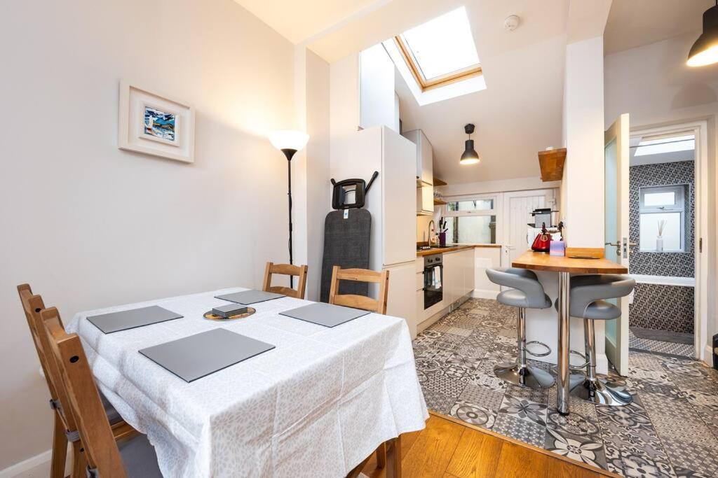 Holiday home Super 2-bed House 5 Min To Harcourt Tram Stop