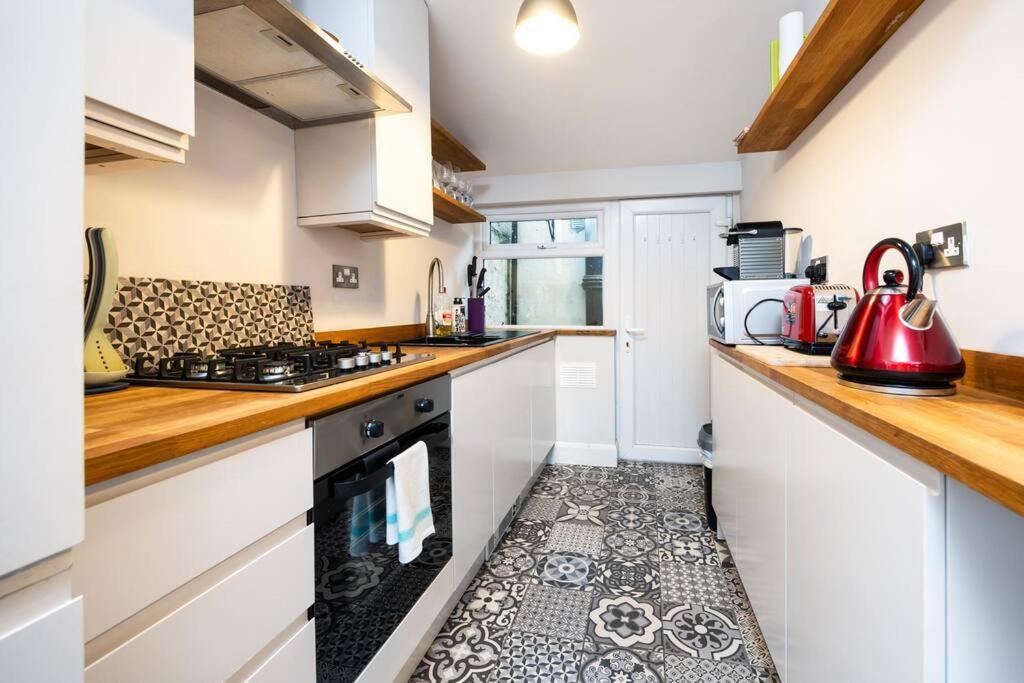 Holiday home Super 2-bed House 5 Min To Harcourt Tram Stop Dublin