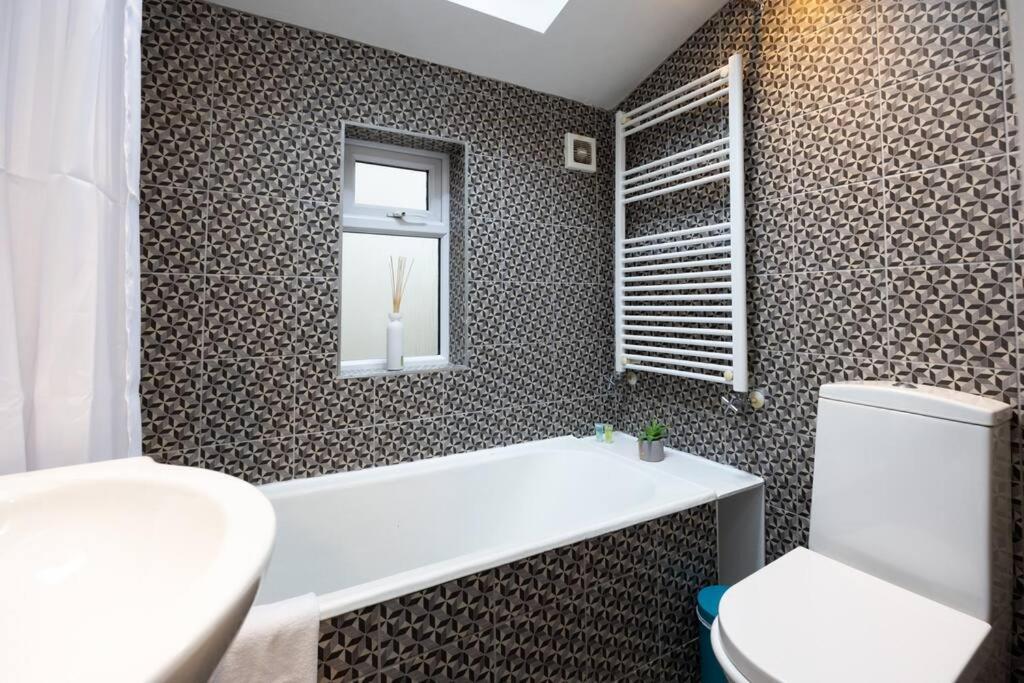 Super 2-bed House 5 Min To Harcourt Tram Stop Dublin